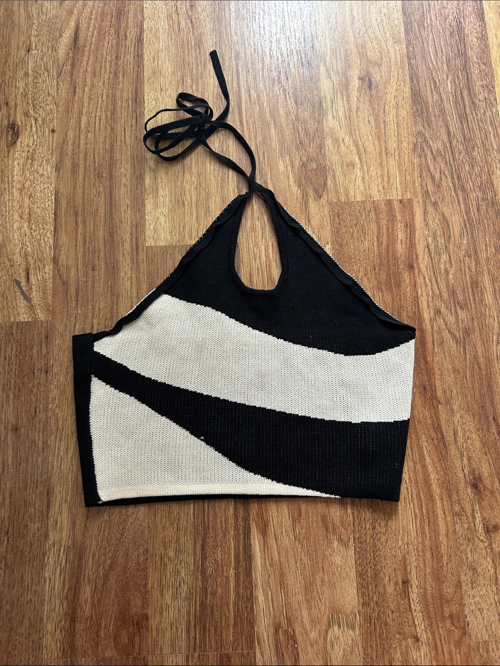 SHEIN Black & Cream Halter Wave Knit Crop Top